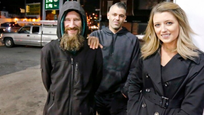 Der obdachlose „Retter“ Johnny Bobbitt (links) mit Kate McClure und ihrem Freund Mark D’Amico (Bild: PHILADELPHIA INQUIRER)