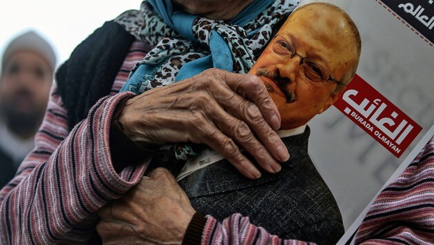 Plakate wie dieses waren bei der symbolischen Trauerfeier für den ermordeten Journalisten Jamal Khashoggi in Istanbul am Freitag oft zu sehen. (Bild: AP)