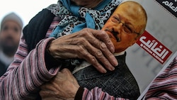 Plakate wie dieses waren bei der symbolischen Trauerfeier für den ermordeten Journalisten Jamal Khashoggi in Istanbul am Freitag oft zu sehen. (Bild: AP)