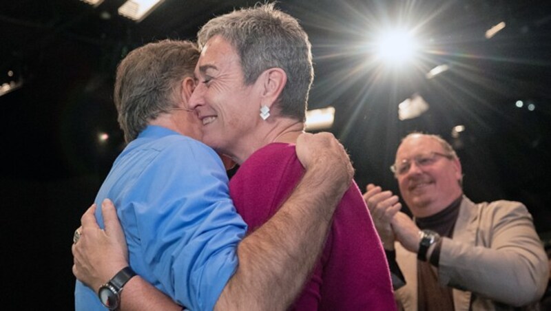 Unter den ersten umarmenden Gratulanten befand sich die Spitzenkandidatin bei der letzten Nationalratswahl, Ulrike Lunacek. (Bild: APA/GEORG HOCHMUTH)