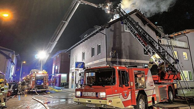 Mehr als 60 Feuerwehrmänner löschten den Dachstuhlbrand. (Bild: Markus Tschepp)