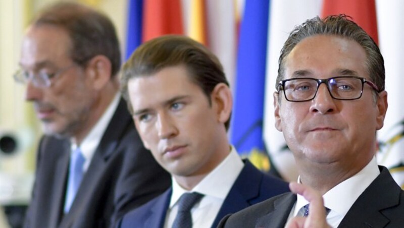 Wollen das Kopftuchverbot: Vizekanzler Heinz-Christian Strache, Bundeskanzler Sebastian Kurz und Bildungsminister Heinz Faßmann (v.r.n.l.) (Bild: APA/HERBERT NEUBAUER)