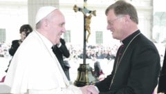 Bischof Manfred Scheuer mit Papst Franziskus, dem er nun einen Brief schreiben wird. (Bild: Diözese Innsbruck)