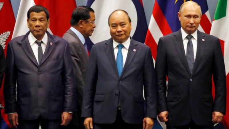 Präsident Rodrigo Duterte mit dem kambodschanischen Premier Hun Sen und Kremlchef Wladimir Putin beim ASEAN-Gipfel (Bild: AP)