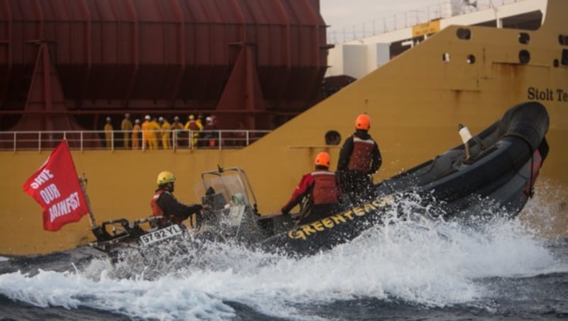 Die Aktivisten besetzten einen Frachter, der Palmöl transportierte. (Bild: Jeremy Sutton-Hibbert/Greenpeace)