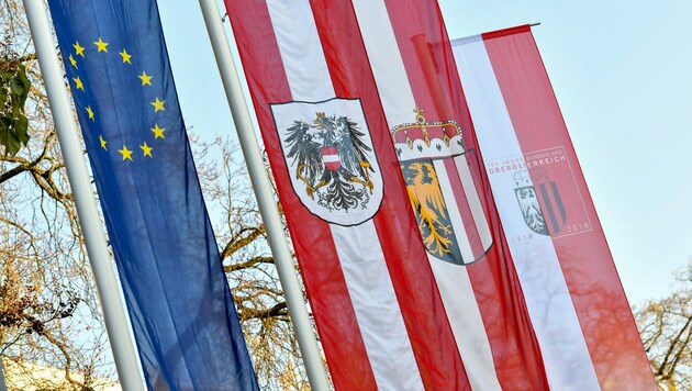Fahnen, die Symbole auch der Demokratie, vor dem Linzer Landhaus. (Bild: © Harald Dostal)