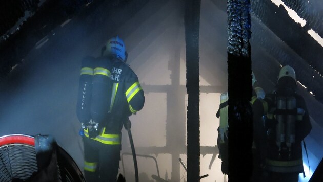 Die Feuerwehrleute gingen unter Einsatz von schwerem Atemschutz vor (Bild: OFM Johannes Niedermayr/FF Ottnang)