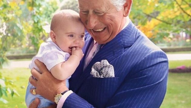 Prinz Charles kuschelt mit seinem jüngsten Enkerl Prinz Louis. (Bild: twitter.com/ClarenceHouse)