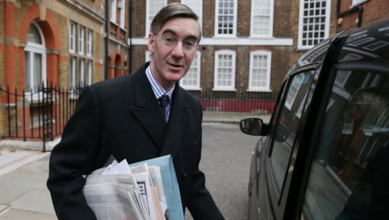 Der erzkonservative Tory-Abgeordnete Jacob Rees-Mogg hat gemeinsam mit anderen Brexit-Hardlinern zum Misstrauensantrag gegen May aufgerufen. (Bild: APA/AFP/Daniel LEAL-OLIVAS)