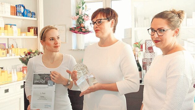 Irmi Ries (Mitte) freut sich gemeinsam mit ihren Mitarbeiterinnen Sophia (l.) und Ulrike (r.) über die Auszeichnung des Fachmagazins. (Bild: Irmgard Ries)
