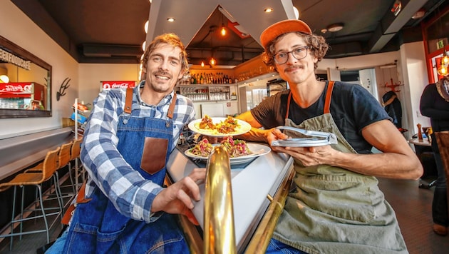 Patrik (37) & Philipp (34) Innerlohinger mit Tacos und spezieller Presse im „Streetfoodcafe“ (Bild: Markus Tschepp)
