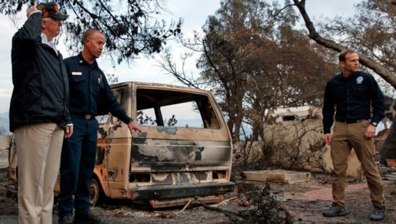 Trump an einem vom verheerenden „Wolsey“-Feuer heimgesuchten Ort in Kalifornien (Bild: ASSOCIATED PRESS)