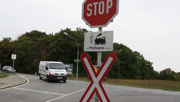 Der Bahnübergang ist mit einem Stop-Schild gesichert (Symbolbild) (Bild: KRONEN ZEITUNG)
