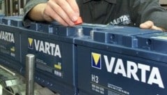 Der deutsche Batteriehersteller Varta rutscht in die roten Zahlen und baut Stellen ab. (Bild: dpa/dpaweb)