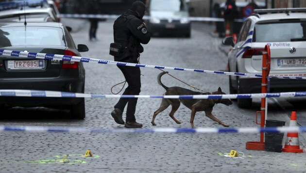 Spurensicherung nach der Messerattacke in Brüssel (Bild: AP)