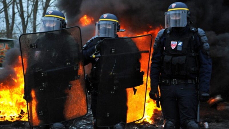 Die französische Polizei hat wegen der landesweiten Aktionen der „Gelben Westen“ alle Hände voll zu tun. (Bild: APA/AFP/FRANCOIS LO PRESTI)