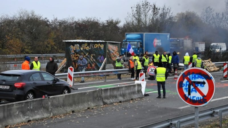 Landesweit werden Autobahnen und Landesstraßen blockiert, wie auch hier an der belgisch-französischen Grenze (Bild: APA/AFP/FRANCOIS LO PRESTI)