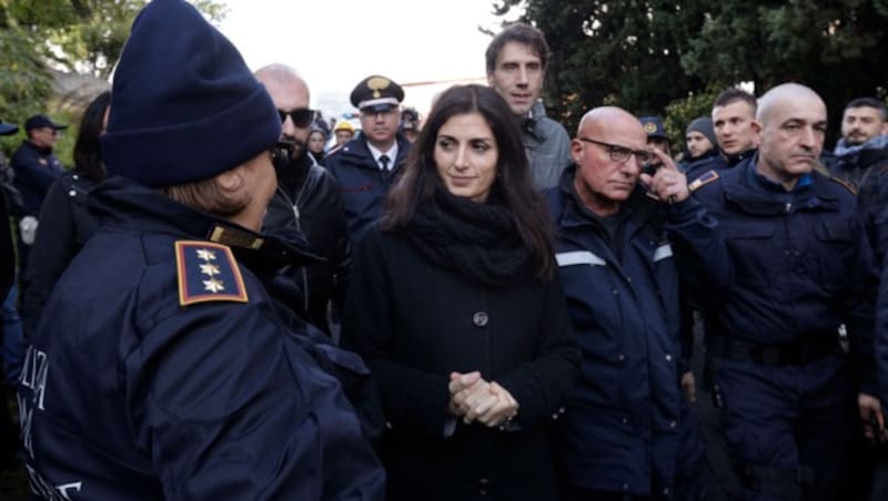 600 Polizisten waren beim Abriss im Einsatz, berichtete die römische Bürgermeisterin Virginia Raggi. (Bild: AP)