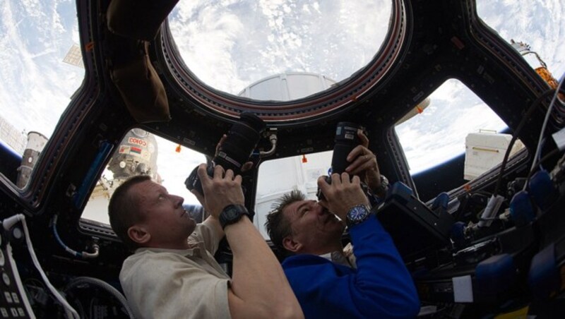 Astronauten fotografieren vom Modul „Cupola“ aus die Erde. (Bild: NASA/Cady Coleman)