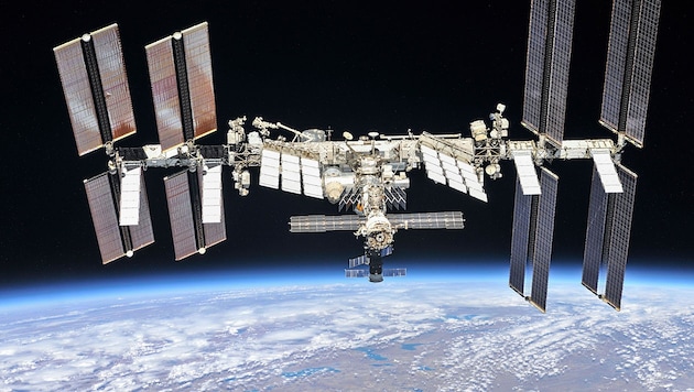 Weighing 430,000 kilograms, the ISS is by far the largest man-made object in space. (Bild: NASA)