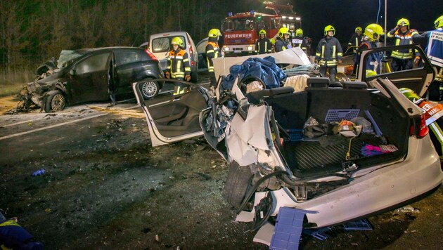 Der Unfallort in Bayern glich einem Schlachtfeld. Ein Innviertler verlor sein Leben. (Bild: Pressefoto Scharinger © Daniel Scharinger)