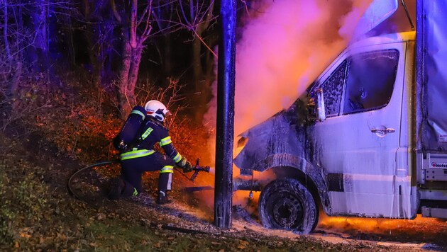 Im Motorraum war das Feuer ausgebrochen (Bild: laumat.at / Matthias Lauber)