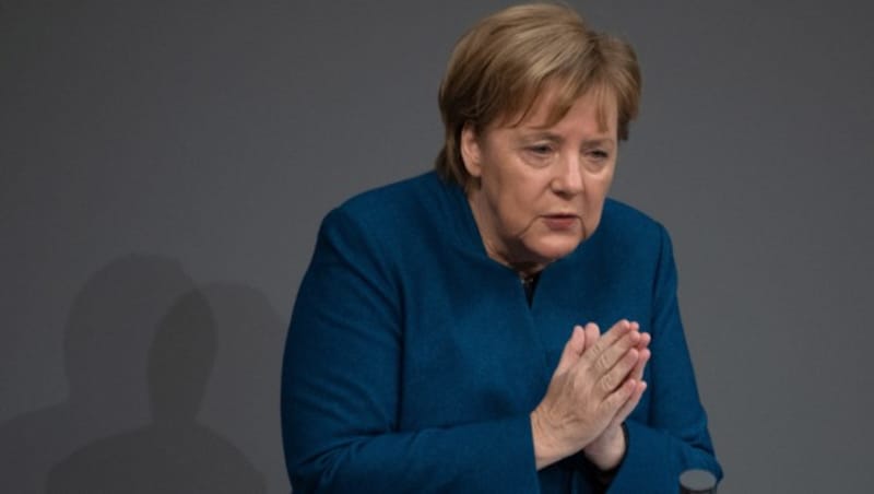 Bundeskanzlerin Angela Merkel erklärte im Bundestag, warum der Migrationspakt im „nationalen Interesse“ sei. Dafür erntete sie vonseiten der AfD Gelächter und Spott. (Bild: APA/dpa/Ralf Hirschberger)