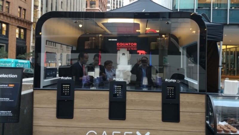 An diesem Robo-Kiosk im Zentrum von San Francisco bewirtet ein Industrieroboter Touristen mit Kaffee. (Bild: Dominik Erlinger)