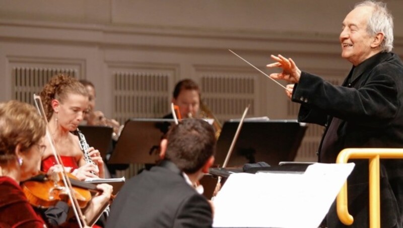 Otto Schenk dirigiert im Konzerthaus. (Bild: zwefo)