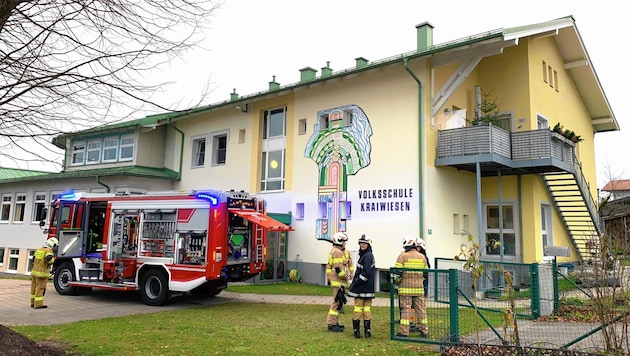 Die Feuerwehr beim Einsatz in der Volksschule. (Bild: Markus Tschepp)