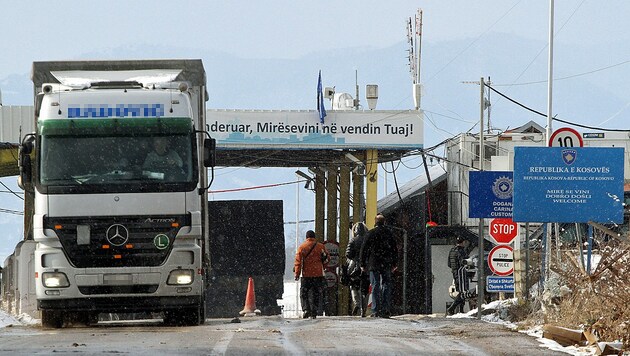 Ein serbischer Lkw beim Passieren der serbisch-kosovarischen Grenze (Bild: AFP)