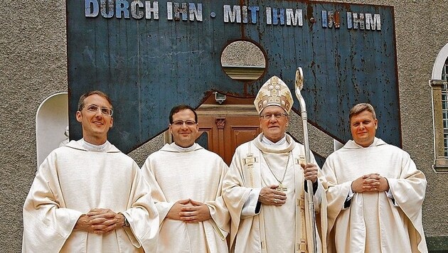 Die bisher letzte Priesterweihe im Klagenfurter Dom gab es 2017: Die Neupriester waren Georg Granig, Ulrich Kogler und Sven Wege. (Bild: Diözesane Pressestelle/Eggenberger)