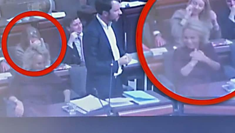 Tirols SPÖ-Chef Georg Dornauer während seiner Rede im Landtag, in der der umstrittene sexistische Sager fiel. Seinen Parteikolleginnen links von ihm, Elisabeth Blanik und Elisabeth Fleischanderl, steht das Entsetzen ins Gesicht geschrieben. (Bild: Landtag Tirol, krone.at-Grafik)