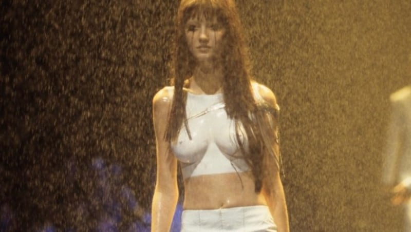 Gisele Bündchen 1998 am Catwalk von Alexander McQueen. Das Top ist nur aufgemalt, die sind Tränen echt. (Bild: CAMERA PRESS / Camera Press / picturedesk.com)