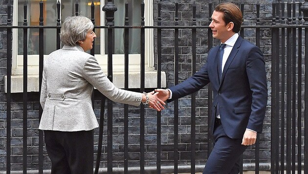 Freundlicher Empfang für Bundeskanzler Sebastian Kurz durch Premierministerin Theresa May (Bild: APA/AFP/Ben STANSALL)