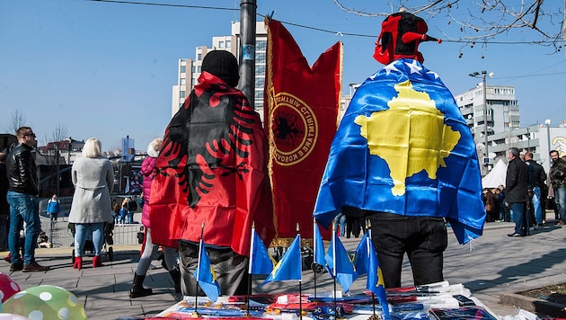 Albanische und kosovarische Flaggen während der Feierlichkeiten anlässlich des zehnten Jahrestags der Unabhängigkeitsdeklaration im Februar 2018 (Bild: APA/AFP/Armend NIMANI)