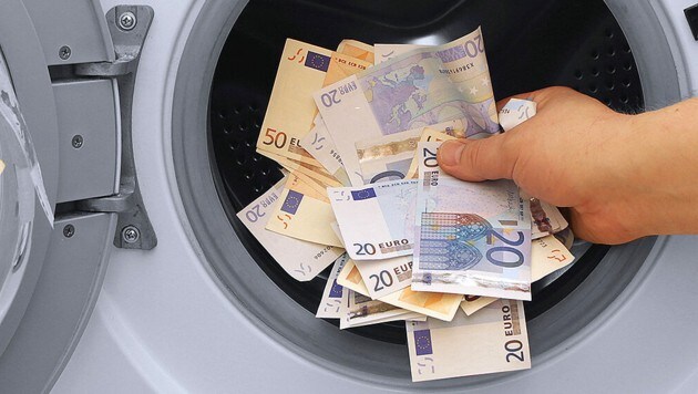 Bankmitarbeiter sind gesetzlich dazu verpflichtet, einen Verdacht auf Geldwäsche zu melden. (Bild: stock.adobe.com, krone.at-Grafik)