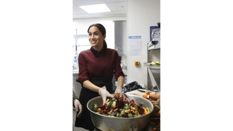 Herzogin Meghan kocht mit Frauen der „Hubb Community Kitchen“ in London. (Bild: AP)