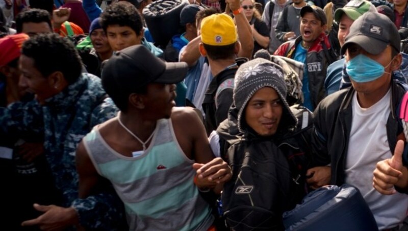 Die meisten Menschen, die in Karawanen von Zentralamerika an die US-Grenze ziehen, stammen aus Honduras. (Bild: AP)