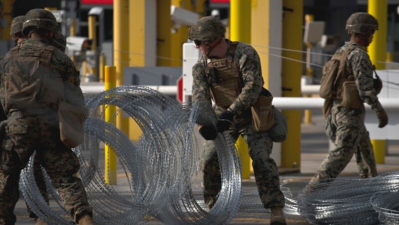 US-Soldaten sichern die Grenze mit Stacheldraht ab. (Bild: AP)