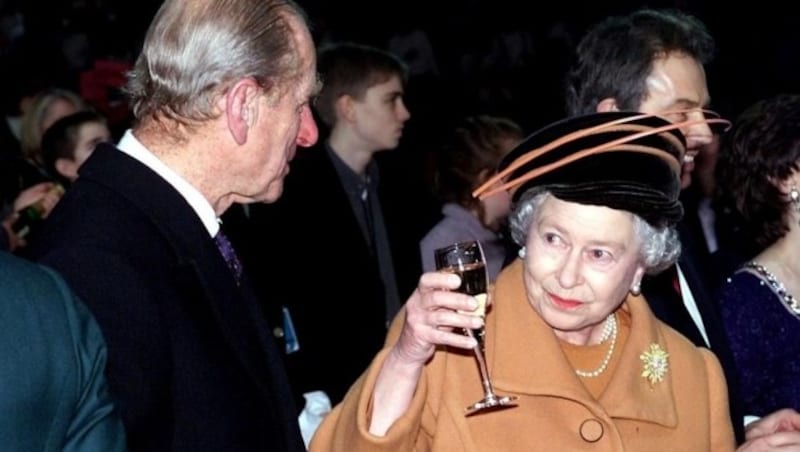 Queen Elizabeth prostet Prinz Philip zu. (Bild: www.pps.at)