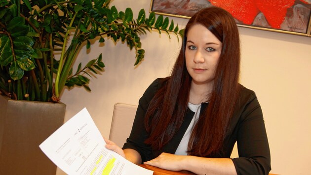 Tanja M. mit dem Schreiben des Landes Kärnten, in dem ihr die Aufkündigung der Förderung mitgeteilt wurde. (Bild: Rojsek-Wiedergut Uta)