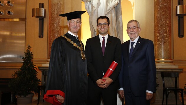 Martin Forstinger (Mitte) wurde von Uni-Rektor und Bundespräsident geehrt. (Bild: TU Graz)