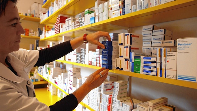 Apotheker und Ärzte im Clinch: Die Ausgabe von Medikamenten ist ein gutes Geschäft. (Bild: HARALD SCHNEIDER / APA / picturedesk.com)