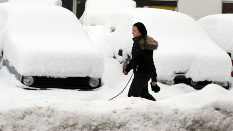 Im Winter kann es sinnvoll sein, auf ein Anziehen der Feststellbremse zu verzichten. Die Autos hier im Bild werden auch ohne Bremse vorläufig nicht wegrollen. (Bild: dpa/Federico Gambarini)