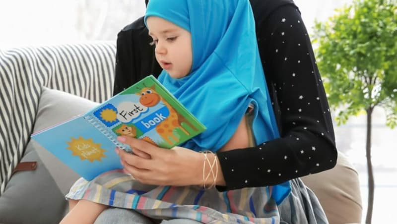 Kleines Kind mit Kopftuch in Form eines Hijabs (Symbolbild) (Bild: stock.adobe.com)
