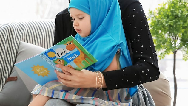Kleines Kind mit Kopftuch in Form eines Hijabs (Symbolbild) (Bild: stock.adobe.com)