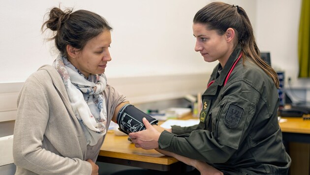 Eine Militärärztin im Übungseinsatz (Bild: Bundesheer/Leitner)