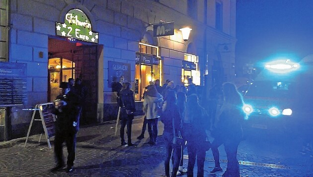 Kein Bild mit Seltenheitswert: Ein Rettungseinsatz am Altstadteingang, wo die Party steigt. (Bild: Paul Bloder)