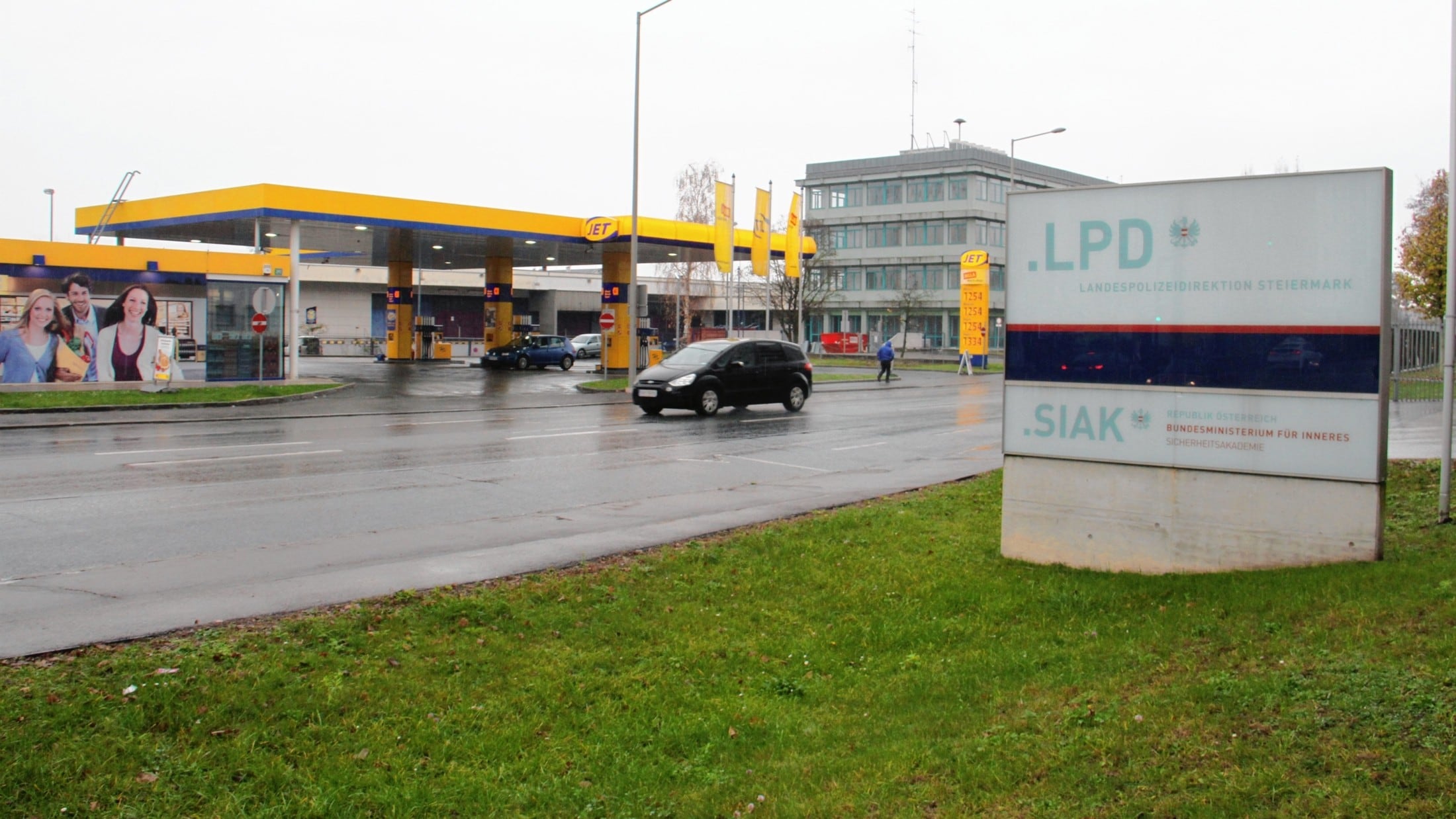 Täter In Graz Flüchtig - Tankstelle Gegenüber Der Landespolizei ...